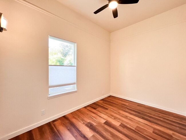 Building Photo - Modern Studio Apartment with Bonus Room, P...