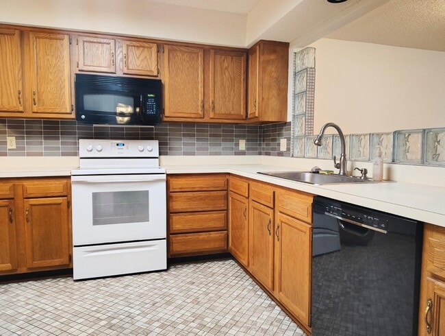 Building Photo - 3110 Paddle Creek Dr