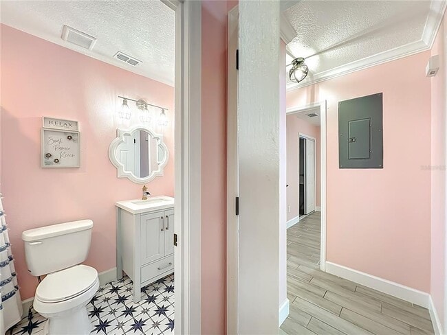 Building Photo - 1681 Walnut Ave