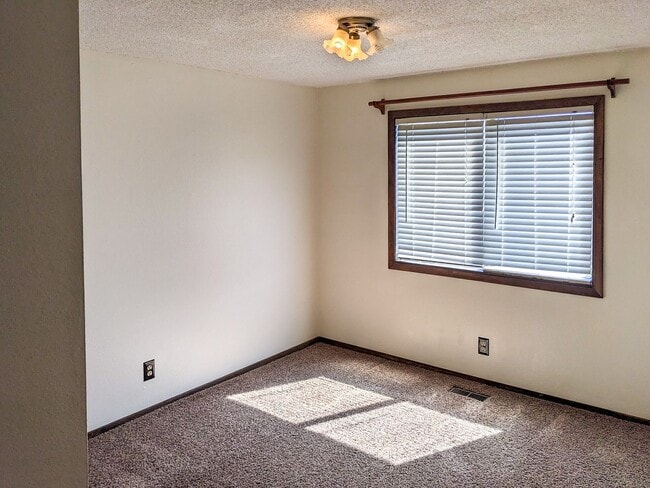 Building Photo - 1613 River Rock Dr NE