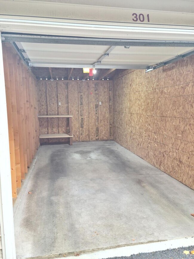 Building Photo - Spacious two bedroom condo!