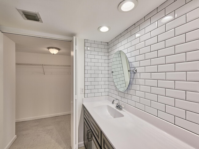 Building Photo - 6040 Glendale Dr