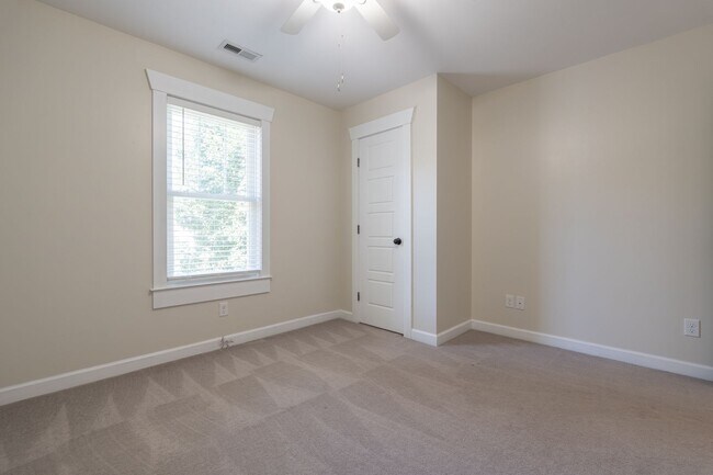 Building Photo - MOVE IN READY 3 Bedroom in the Heart of Western Branch!