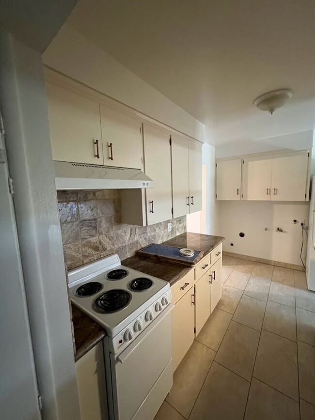 Building Photo - Charming Apartment with Solar