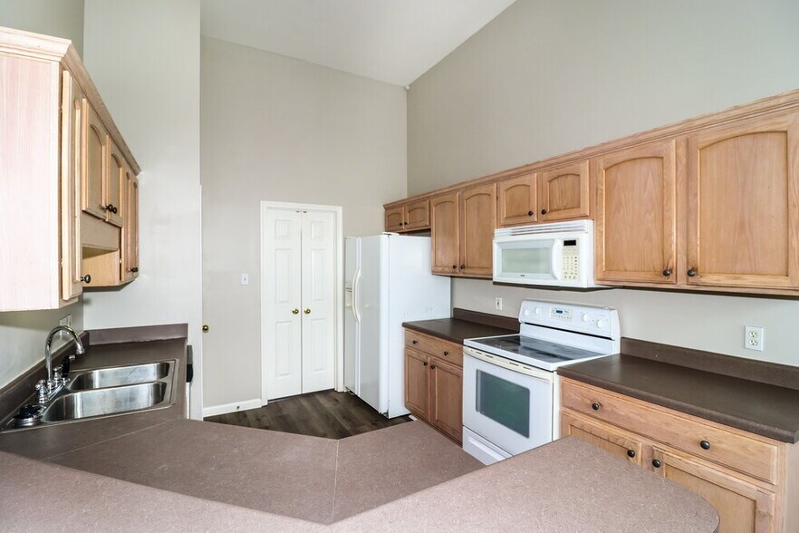 Building Photo - 1605 S Frence Creek Cove