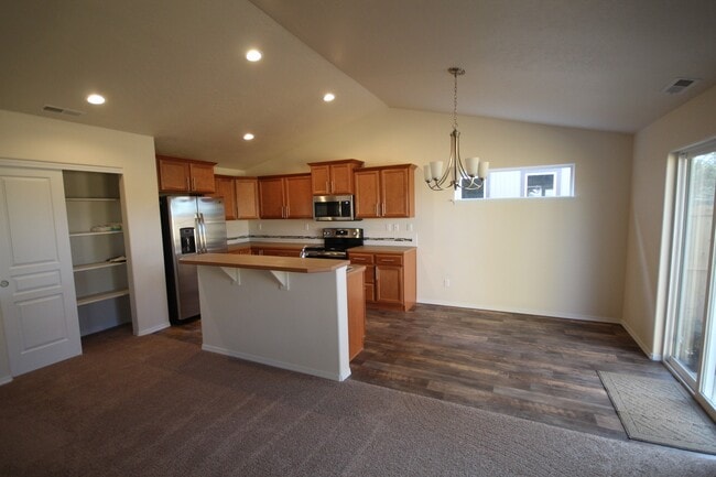 Building Photo - Like New SE Bend House, All Appliances, Do...