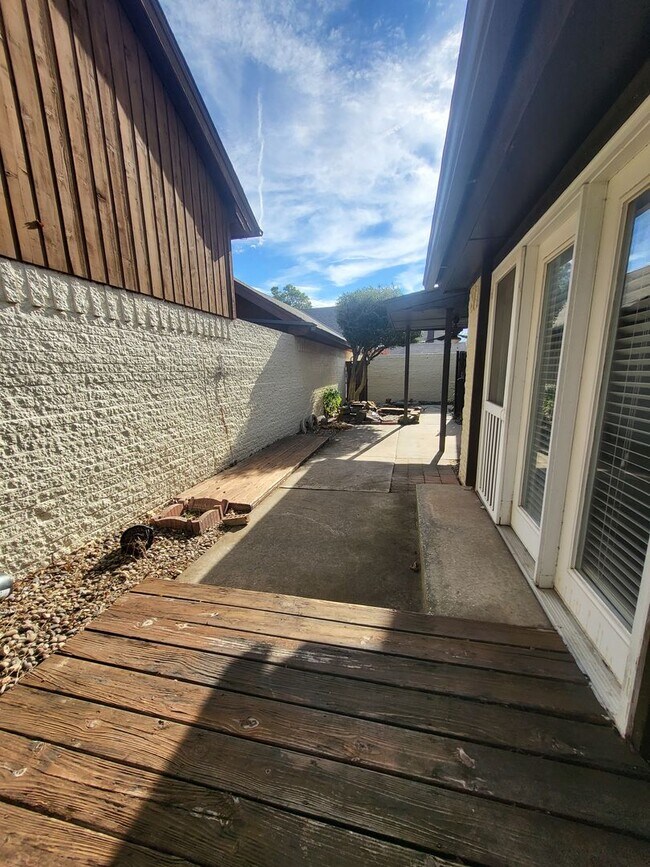 Building Photo - (2) Bed/(2) Bath w/ Storm Shelter Avail NOW!