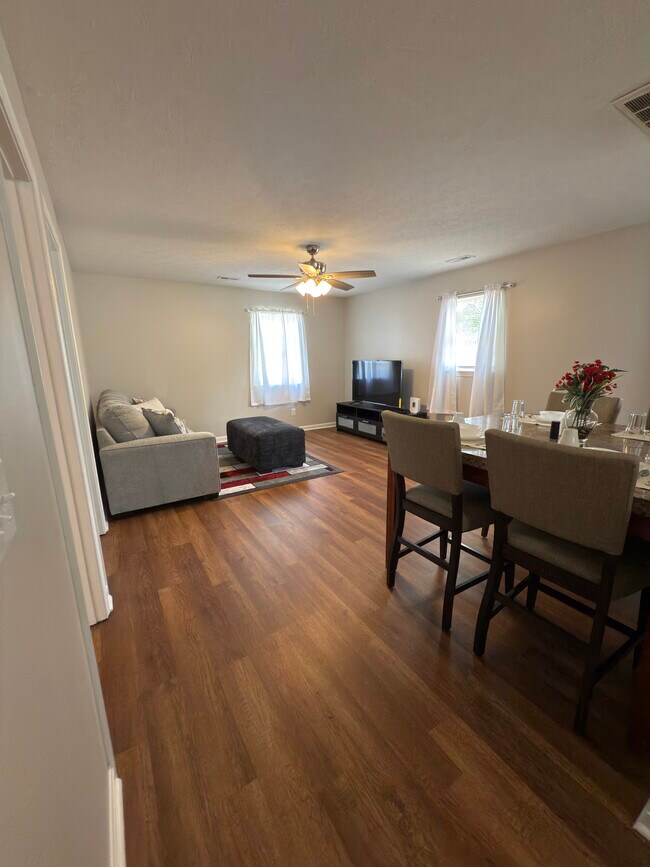 Building Photo - Churchill Downs Residence