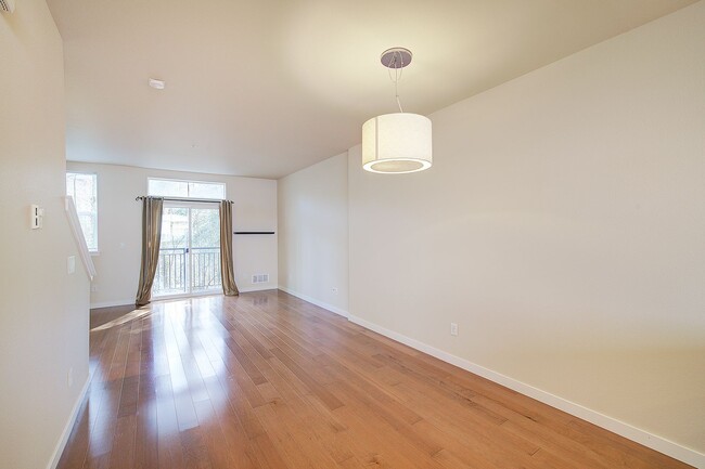 Building Photo - 2Bd/1.75Ba Issaquah Townhouse