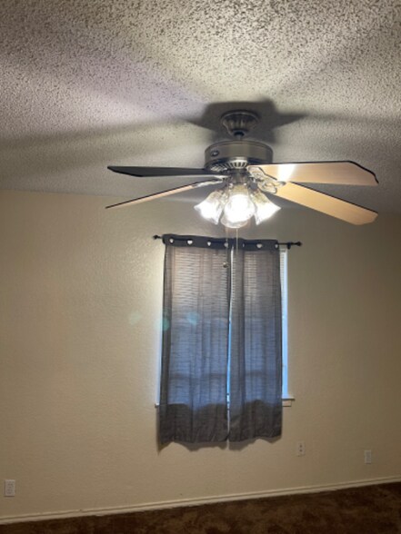 Building Photo - 6841 S Creek Dr