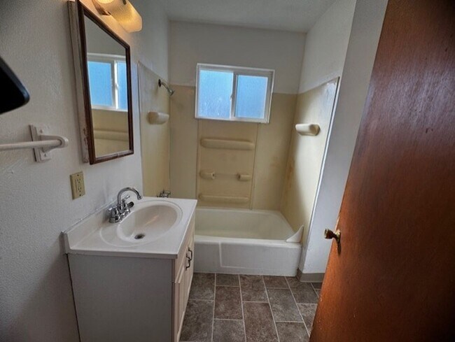 Building Photo - Charming 2 Bedroom/1 bathroom home