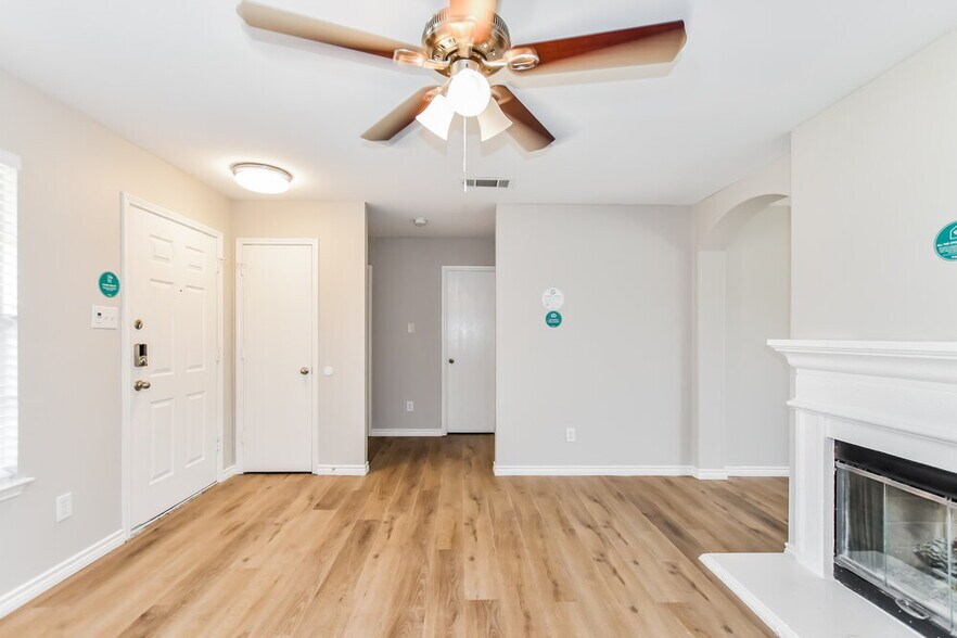 Building Photo - 1401 Buckingham Dr