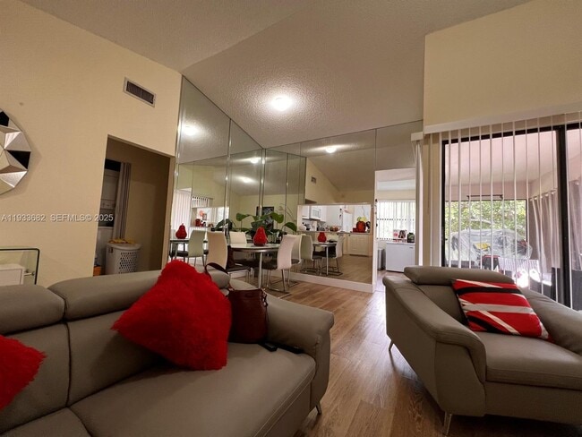 Building Photo - 1301 S Franklin Ave