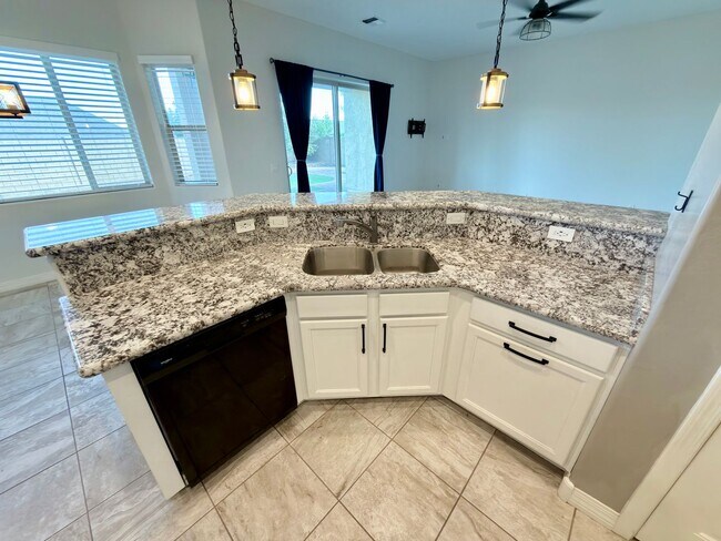 Building Photo - 6096 Laguna Ln