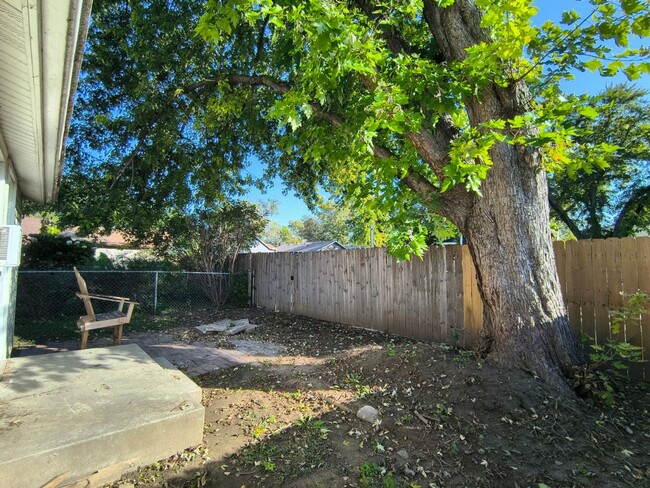 Building Photo - Coming soon! 2 Bed 1 Bath in Cozy Central ...