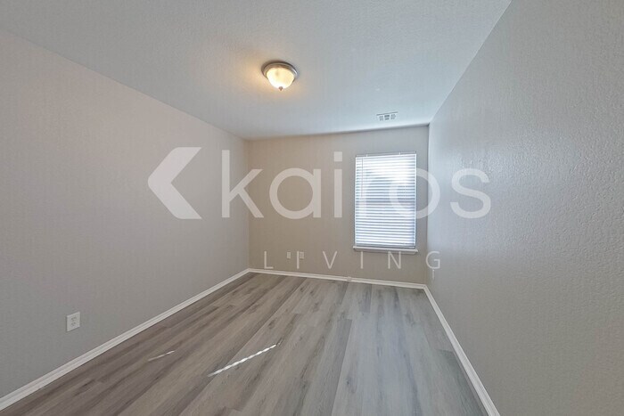 Building Photo - 2720 Edgemere Dr