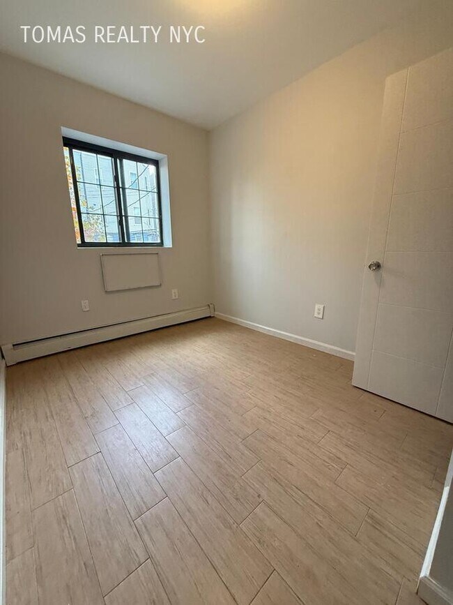 Building Photo - 727 E 181st St