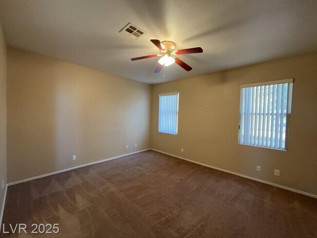 Building Photo - Beautiful property with excellent natural light