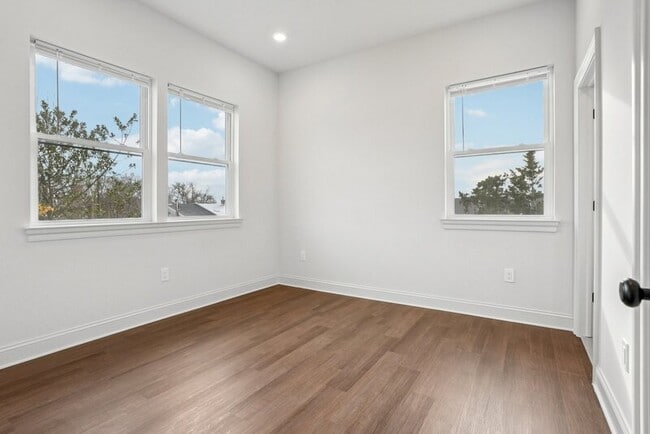 Building Photo - 472 Roxborough Ave