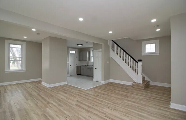 Building Photo - 403 Kingston Rd