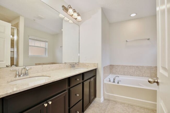 Building Photo - Stylish 3/2.5 Townhome with Open Floor Pla...