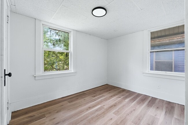 Building Photo - 3 BR - Classic Charm Meets Modern Living