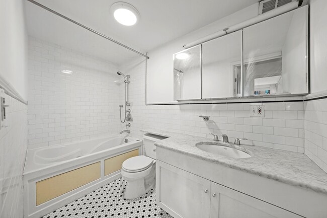 Building Photo - 507 E 12th St