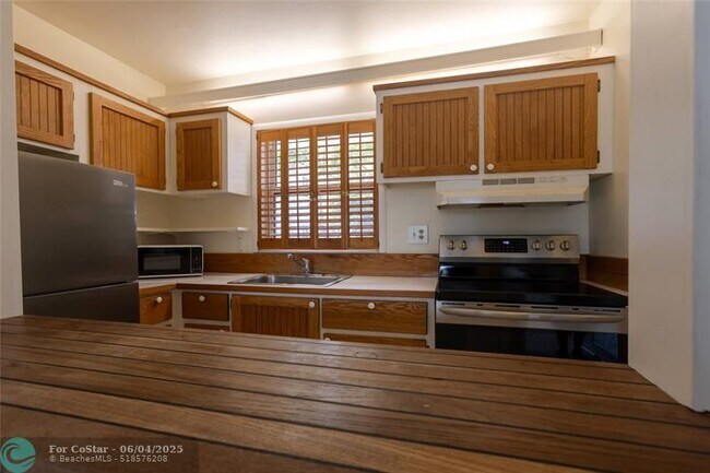 Building Photo - 1001 SE 16th St