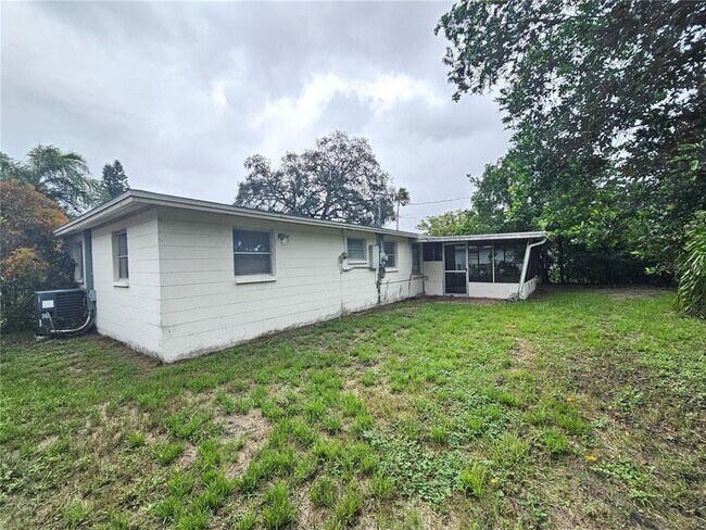 Building Photo - 1702 Aqua Ln