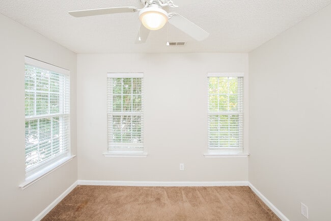 Building Photo - Charming Lexington Home