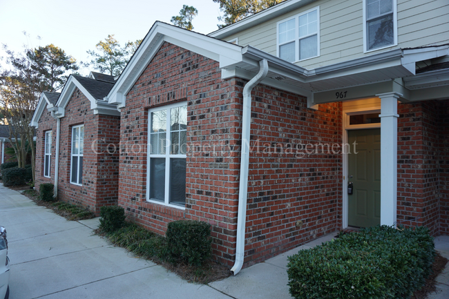 Building Photo - 3BR/3BA Townhome off Wilshire Rd. Central ...