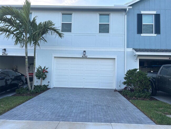 Building Photo - 4292 Longwood Lake Sq