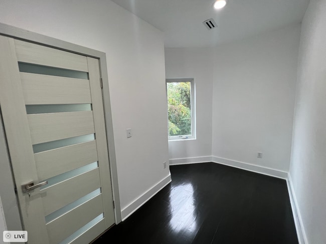 Building Photo - Stunning 3 bedroom, 2 bath Townhouse in Alta Vista Development