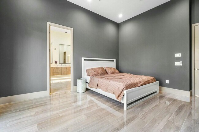 Building Photo - 13460 U.S. Rte 1