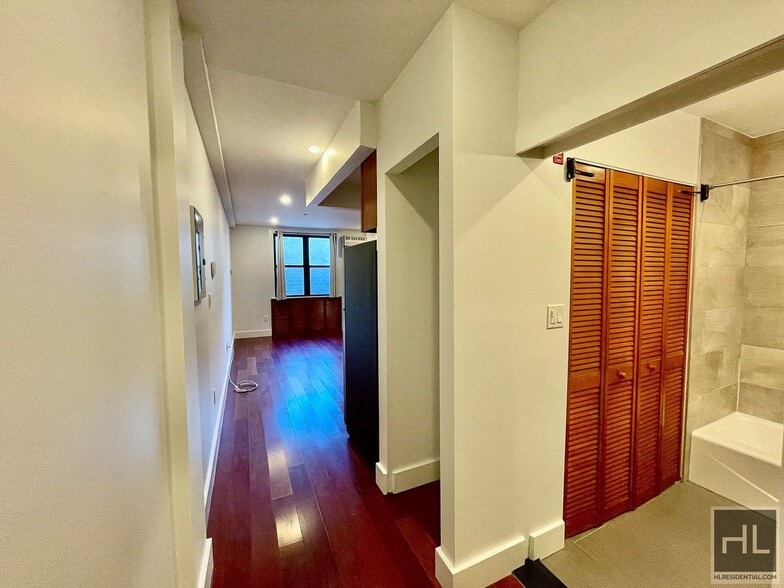 Building Photo - 28 AVENUE