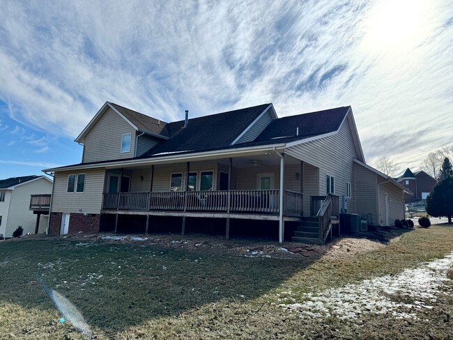 Building Photo - Spacious Two-Story Home in Blacksburg