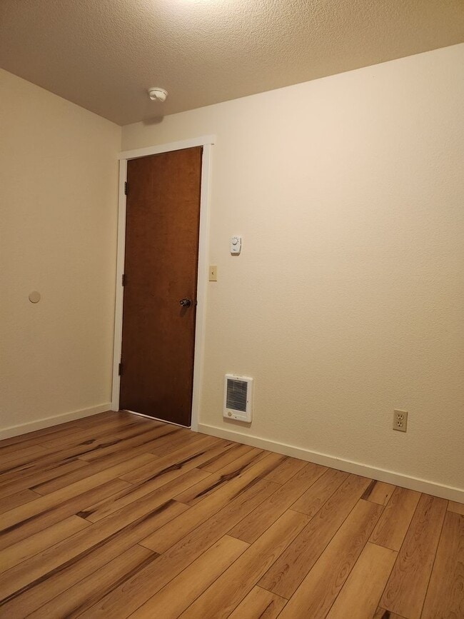 Building Photo - 3 Bedroom Rambler