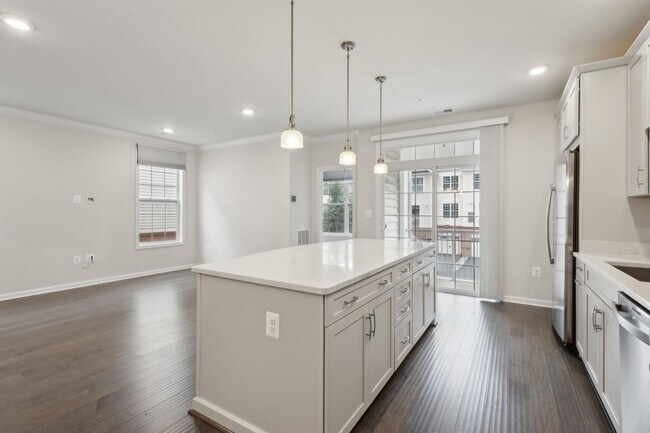 Building Photo - Beautiful end-unit condo townhome located ...