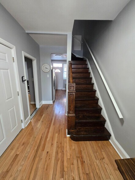 Building Photo - 411 Hobart Pl NW