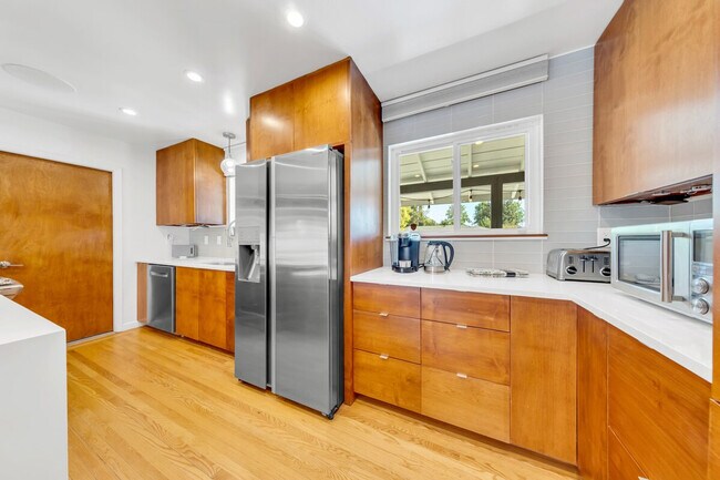 Building Photo - 6836 S Land Park Dr