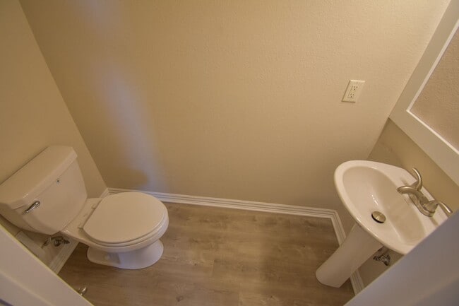 Building Photo - 2 bedroom 2.5 bath townhouse located close...