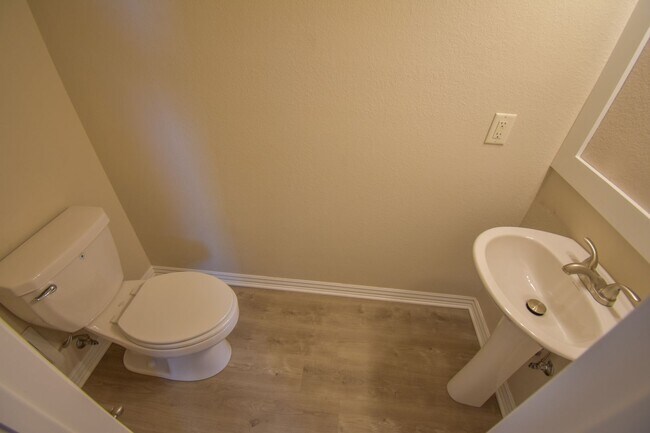 Building Photo - 2 bedroom 2.5 bath townhouse located close to schools and city park in Farmington!