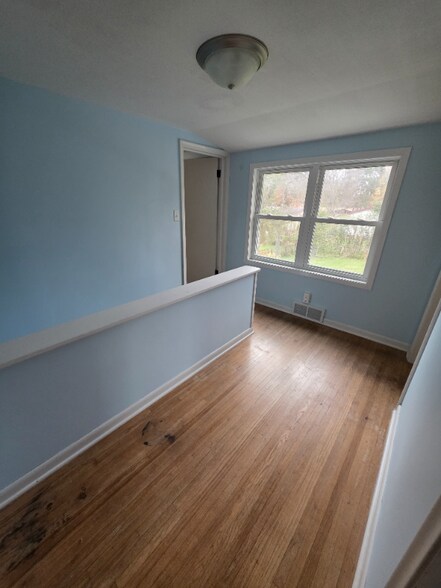 Building Photo - 244 Broadway St E