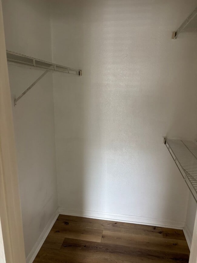 Building Photo - Affordable and Spacious 1 Bed in Excellent...