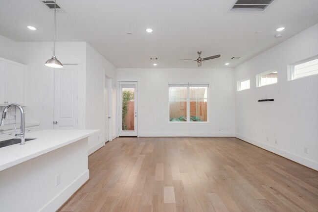 Building Photo - 310 Cyclamen St