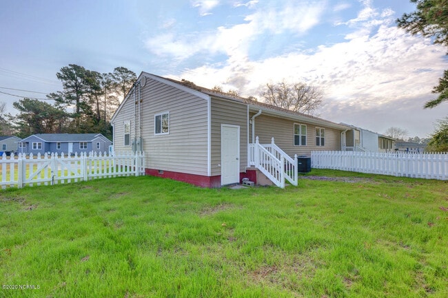 Building Photo - 2251 Onslow Dr