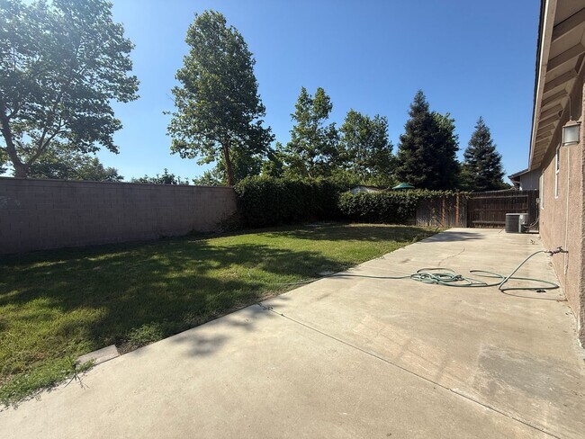 Building Photo - 3-bedrooms and two bathrooms home located in Visalia, CA