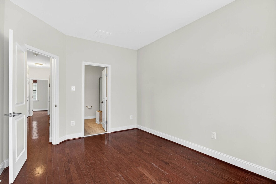 Building Photo - 65 Linden Pl