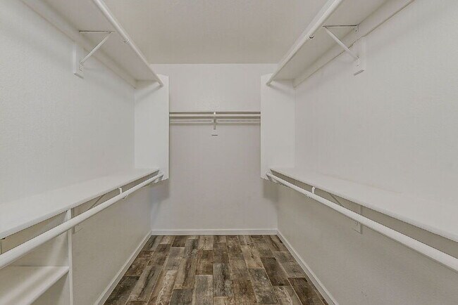 Building Photo - 841 N Hillridge