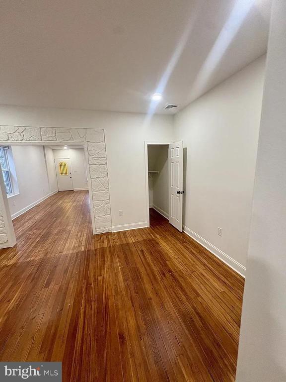 Building Photo - 4462 E Thompson St